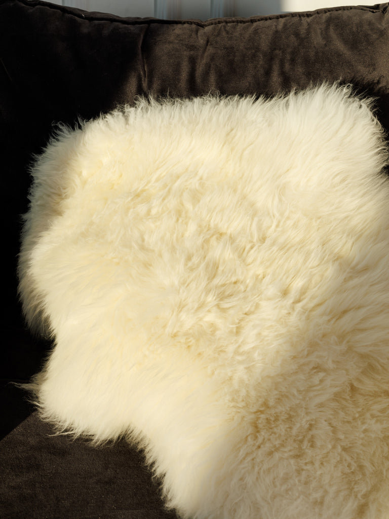 Peau de mouton blanche main image 1