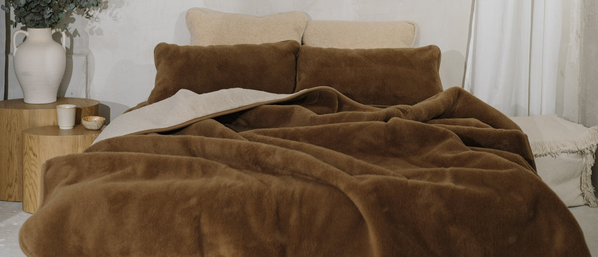 Couverture en laine marron sur un lit