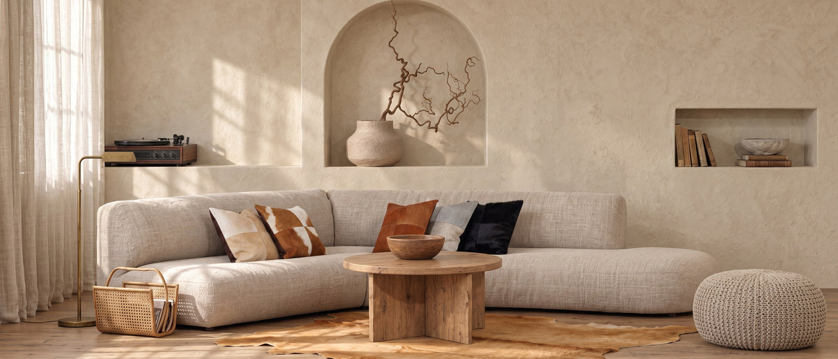 Salon avec un canapé arrondi et un tapis en peau de vache