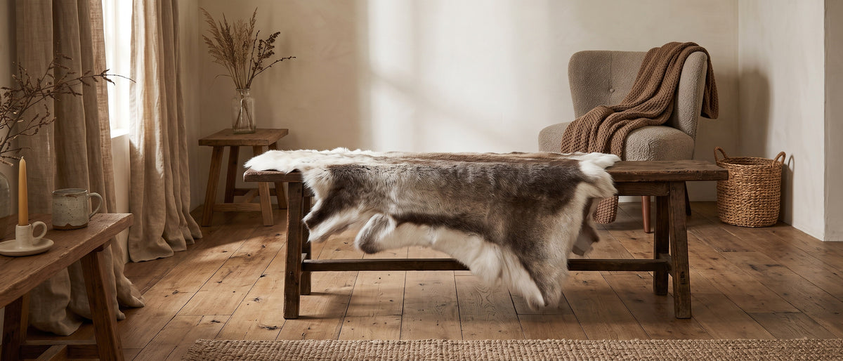 Peau de renne sur un banc en chêne dans un salon