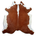 Peau de vache marron et blanc d’environ 210 × 200 cm, vue de dessus : exactement la peau que vous recevez