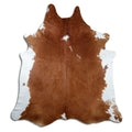 Peau de vache marron et blanc d’environ 240 × 220 cm, vue de dessus : exactement la peau que vous recevez