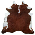 Peau de vache marron et blanc d’environ 200 × 200 cm, vue de dessus : exactement la peau que vous recevez
