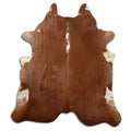 Peau de vache marron et blanc d’environ 230 × 210 cm, vue de dessus : exactement la peau que vous recevez