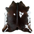 Peau de vache marron et blanc d’environ 200 × 190 cm, vue de dessus : exactement la peau que vous recevez
