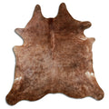 Peau de vache marron d’environ 230 × 220 cm, vue de dessus : exactement la peau que vous recevez