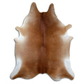 Peau de vache marron d’environ 230 × 190 cm, vue de dessus : exactement la peau que vous recevez