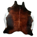 Peau de vache marron d’environ 210 × 180 cm, vue de dessus : exactement la peau que vous recevez