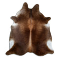 Peau de vache marron d’environ 210 × 190 cm, vue de dessus : exactement la peau que vous recevez