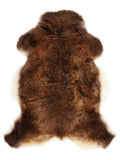 Peau de mouton marron d’environ 110 × 70 cm, vue de dessus : exactement la peau que vous recevez