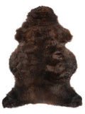 Peau de mouton marron d’environ 110 × 65 cm, vue de dessus : exactement la peau que vous recevez
