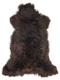 Peau de mouton marron d’environ 125 × 60 cm, vue de dessus : exactement la peau que vous recevez