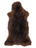 Peau de mouton marron d’environ 135 × 60 cm, vue de dessus : exactement la peau que vous recevez