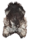 Peau de mouton islandaise grise d’environ 135 × 80 cm, vue de dessus : exactement la peau que vous recevez