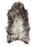 Peau de mouton islandaise grise d’environ 135 × 70 cm, vue de dessus : exactement la peau que vous recevez