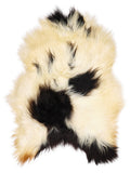 Peau de mouton islandaise multicolore d’environ 120 × 85 cm, vue de dessus : exactement la peau que vous recevez