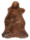 Peau de mouton marron d’environ 100 × 55 cm, vue de dessus : exactement la peau que vous recevez
