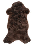 Peau de mouton marron d’environ 100 × 50 cm, vue de dessus : exactement la peau que vous recevez