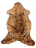 Peau de mouton marron d’environ 115 × 60 cm, vue de dessus : exactement la peau que vous recevez