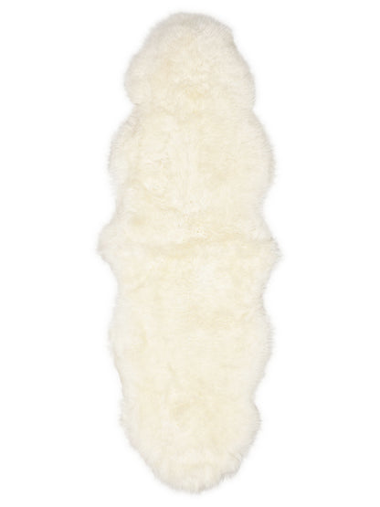 Tapis en peau de mouton blanche, sur fond blanc