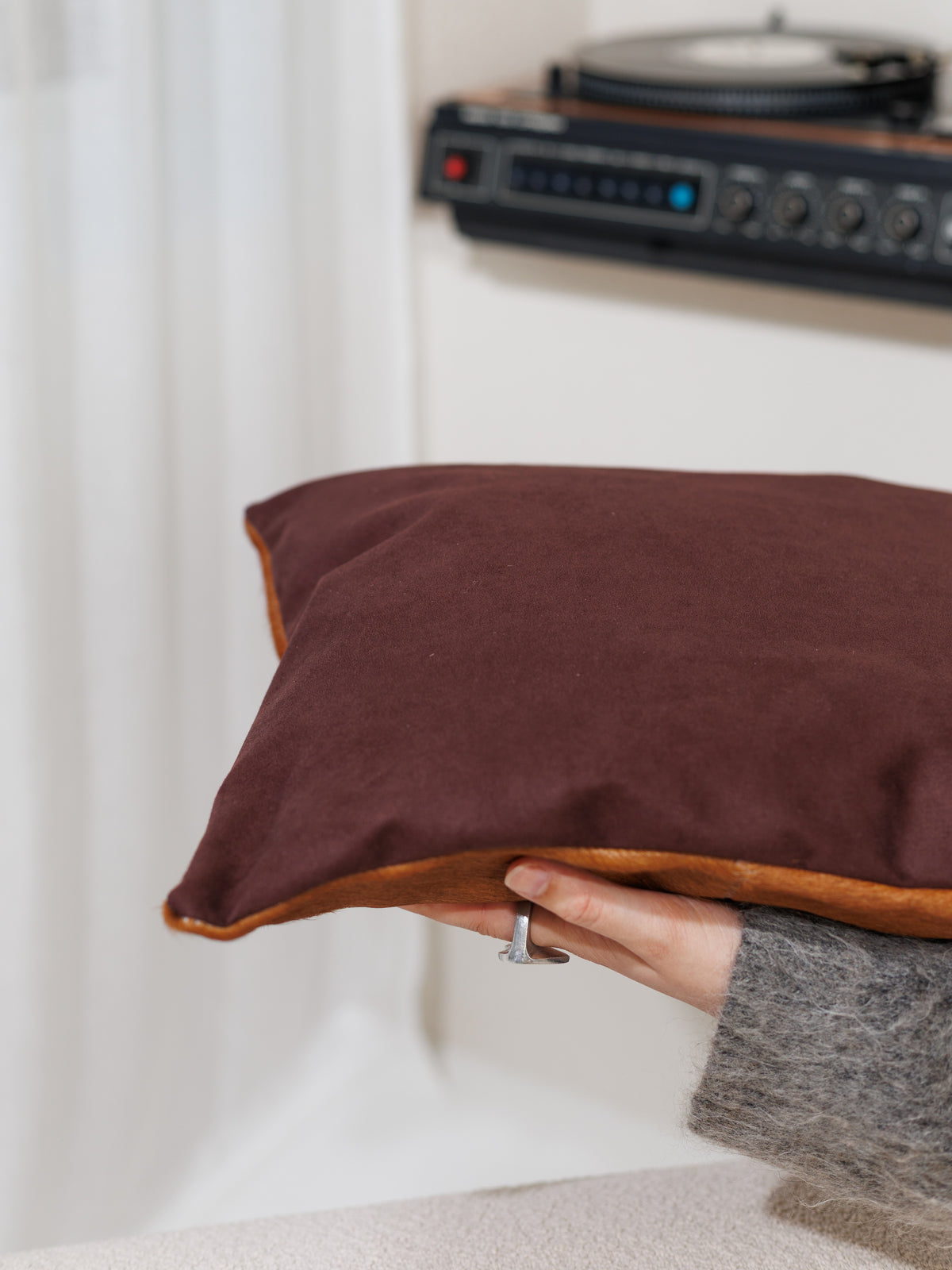 Dos de la housse de coussin en tissu brun foncé